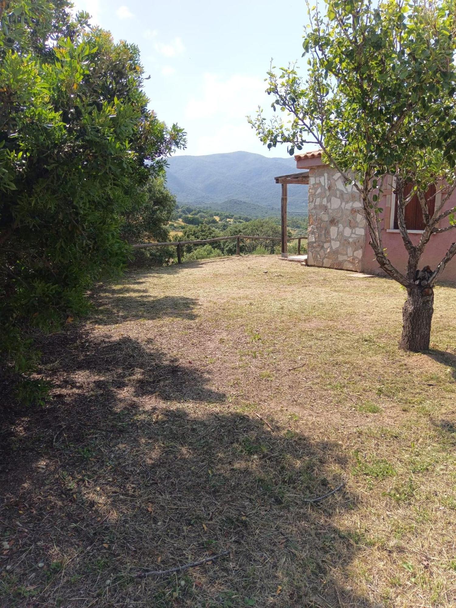Is Bisus Guest House Castiadas Bagian luar foto